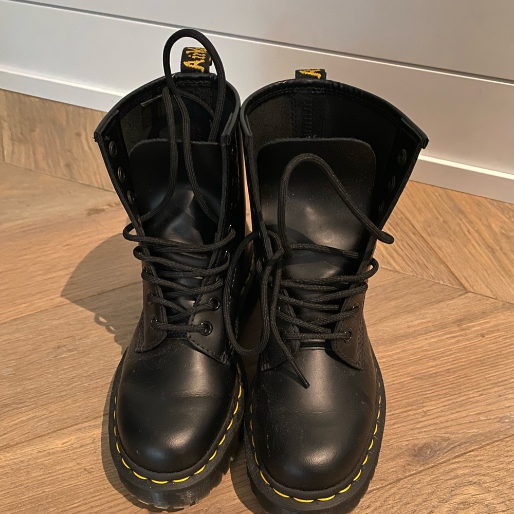NEVER WORN DR.MARTEN !!!